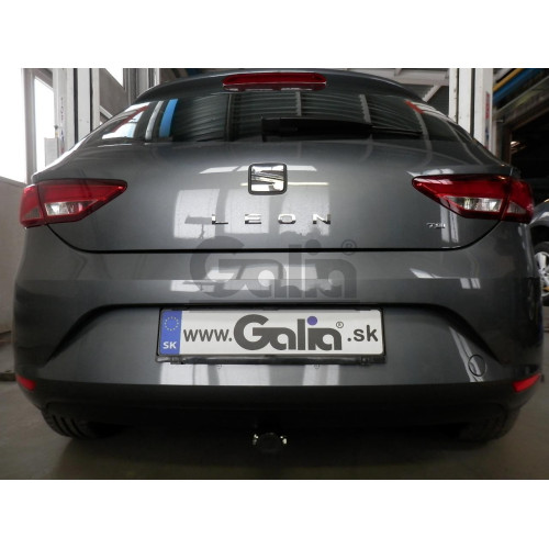 A048A GALIA Полностью оцинкованный фаркоп на Volkswagen Golf VII хетчбек 5 дверей 2013-2017, SEAT Leon хетчбек 5 дверей 2013-2017, Audi A3 хетчбек 3/5 дверей 2012-2020. Подрозетник убирается за бампер. Тип шара: A. Подрезка бампера. Нагрузки 2000/80 кг, м