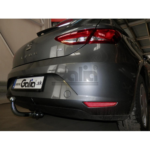 A048A GALIA Полностью оцинкованный фаркоп на Volkswagen Golf VII хетчбек 5 дверей 2013-2017, SEAT Leon хетчбек 5 дверей 2013-2017, Audi A3 хетчбек 3/5 дверей 2012-2020. Подрозетник убирается за бампер. Тип шара: A. Подрезка бампера. Нагрузки 2000/80 кг, м