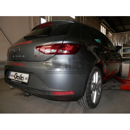 A048A GALIA Полностью оцинкованный фаркоп на Volkswagen Golf VII хетчбек 5 дверей 2013-2017, SEAT Leon хетчбек 5 дверей 2013-2017, Audi A3 хетчбек 3/5 дверей 2012-2020. Подрозетник убирается за бампер. Тип шара: A. Подрезка бампера. Нагрузки 2000/80 кг, м