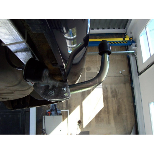 F049C GALIA Полностью оцинкованный фаркоп на Ford Focus I универсал 1998-2004. Тип шара: C (горизонтальный съемный). Установка без снятия и выреза бампера. Нагрузки: 1300/65 кг, масса фаркопа 17,77 кг
