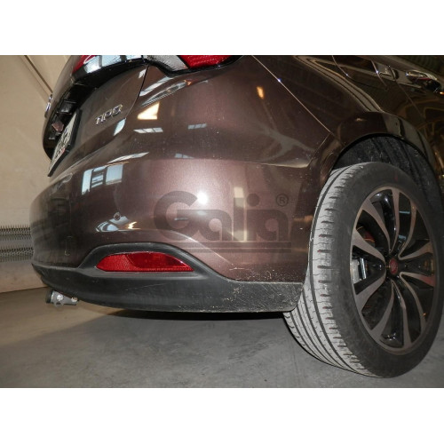 F132A GALIA Полностью оцинкованный фаркоп на FIAT Tipo хетчбек 2016-. Подрозетник убирается за бампер. Тип шара: A. Невидимый вырез бампера. Нагрузки: 1600/100 кг, масса фаркопа 15,32 кг