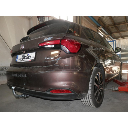 F132A GALIA Полностью оцинкованный фаркоп на FIAT Tipo хетчбек 2016-. Подрозетник убирается за бампер. Тип шара: A. Невидимый вырез бампера. Нагрузки: 1600/100 кг, масса фаркопа 15,32 кг