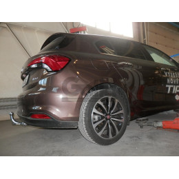 F132A GALIA Полностью оцинкованный фаркоп на FIAT Tipo хетчбек 2016-. Подрозетник убирается за бампер. Тип шара: A. Невидимый вырез бампера. Нагрузки: 1600