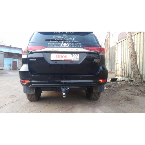 FA 0250-E Бизон Фаркоп на Toyota Fortuner 2017- без подрезки бампера. Тип шара: E (легкосъемный шар под квадрат). Нагрузки: 3000/120 кг, масса фаркопа 18 кг. Не комплектуется электрикой