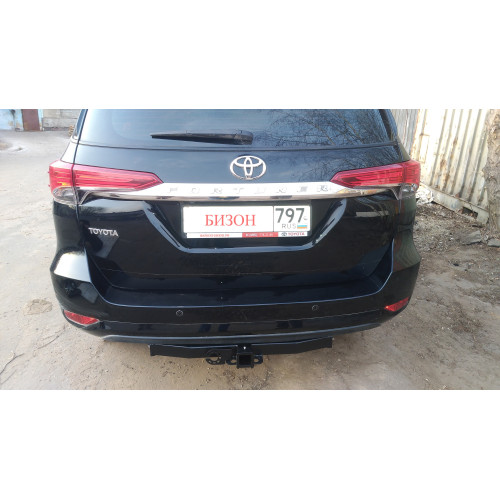 FA 0250-E Бизон Фаркоп на Toyota Fortuner 2017- без подрезки бампера. Тип шара: E (легкосъемный шар под квадрат). Нагрузки: 3000/120 кг, масса фаркопа 18 кг. Не комплектуется электрикой