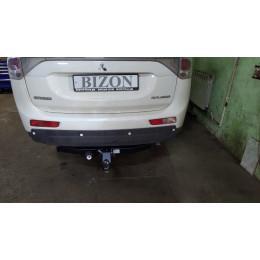 FA 0995-E Бизон Фаркоп на Mitsubishi Outlander 2012-2022 без подрезки бампера. Тип шара: E (легкосъемный шар под квадрат). Нагрузки: 3200/120 кг. Не комплектуется эл