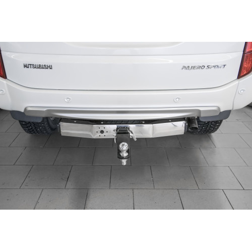 MPS-08-991124.00 PT GROUP Фаркоп с нержавеющей накладкой на Mitsubishi Pajero Sport дорестайл 2016-2021 без подрезки бампера. Тип шара: E (легкосъемный шар под квадрат). Нагрузки: 3200/115 кг, масса фаркопа 20,7 кг (без электрики в комплекте)