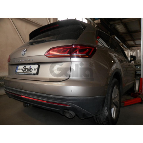 V092V GALIA Полностью оцинкованный фаркоп на Volkswagen Touareg 2018-. Подрозетник убирается за бампер. Тип шара: AV (вертикальное быстросъемное крепление шара на ключе). Невидимый вырез бампера. Нагрузки: 3500/140 кг, масса фаркопа 19,97 кг