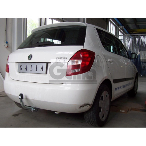 S081C GALIA Полностью оцинкованный фаркоп на Skoda Fabia хетчбек 2000-2007, 2007-2014. Подрозетник убирается за бампер. Тип шара: C (горизонтальный съемный). Невидимый вырез бампера. Нагрузки: 1200/50 кг, масса фаркопа 14,17 кг
