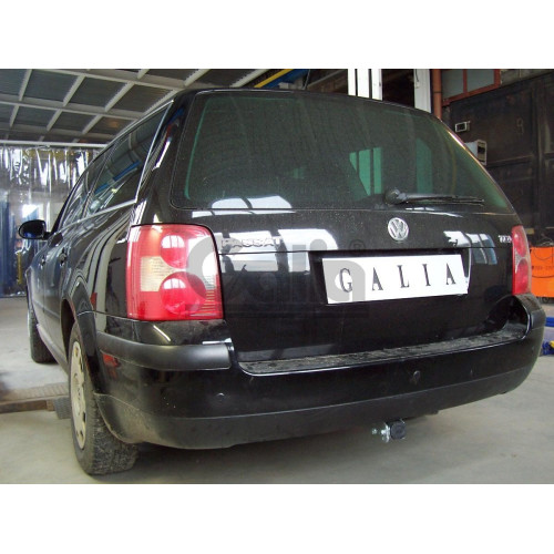 S088C GALIA Полностью оцинкованный фаркоп на Skoda Superb I 2002-2008, Volkswagen Passat B5 седан/универсал 1996-2005. Выхлопная труба с левой стороны. Подрозетник убирается за бампер. Тип шара: C (горизонтальный съемный). Невидимый вырез бампера. Нагрузк