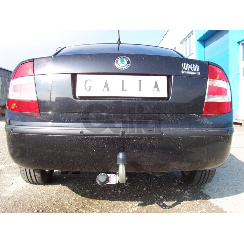 S088C GALIA Полностью оцинкованный фаркоп на Skoda Superb I 2002-2008, Volkswagen Passat B5 седан/универсал 1996-2005. Выхлопная труба с левой стороны. Подрозетник убирается за бампер. Тип шара: C (горизонтальный съемный). Невидимый вырез бампера. Нагрузк