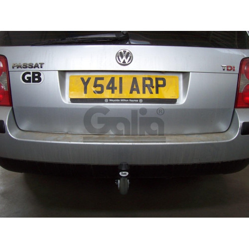 S088C GALIA Полностью оцинкованный фаркоп на Skoda Superb I 2002-2008, Volkswagen Passat B5 седан/универсал 1996-2005. Выхлопная труба с левой стороны. Подрозетник убирается за бампер. Тип шара: C (горизонтальный съемный). Невидимый вырез бампера. Нагрузк