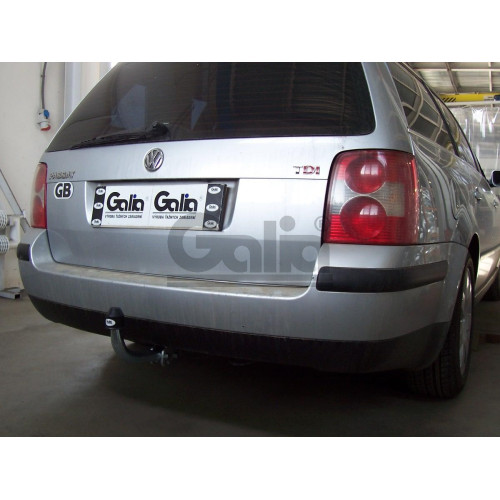 S088C GALIA Полностью оцинкованный фаркоп на Skoda Superb I 2002-2008, Volkswagen Passat B5 седан/универсал 1996-2005. Выхлопная труба с левой стороны. Подрозетник убирается за бампер. Тип шара: C (горизонтальный съемный). Невидимый вырез бампера. Нагрузк