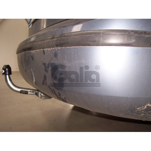 S088C GALIA Полностью оцинкованный фаркоп на Skoda Superb I 2002-2008, Volkswagen Passat B5 седан/универсал 1996-2005. Выхлопная труба с левой стороны. Подрозетник убирается за бампер. Тип шара: C (горизонтальный съемный). Невидимый вырез бампера. Нагрузк