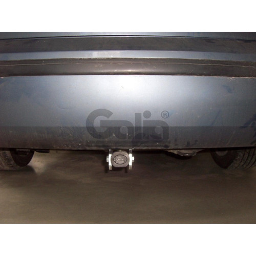 S088C GALIA Полностью оцинкованный фаркоп на Skoda Superb I 2002-2008, Volkswagen Passat B5 седан/универсал 1996-2005. Выхлопная труба с левой стороны. Подрозетник убирается за бампер. Тип шара: C (горизонтальный съемный). Невидимый вырез бампера. Нагрузк