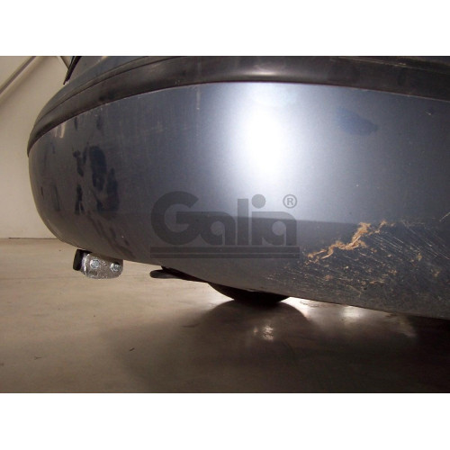 S088C GALIA Полностью оцинкованный фаркоп на Skoda Superb I 2002-2008, Volkswagen Passat B5 седан/универсал 1996-2005. Выхлопная труба с левой стороны. Подрозетник убирается за бампер. Тип шара: C (горизонтальный съемный). Невидимый вырез бампера. Нагрузк