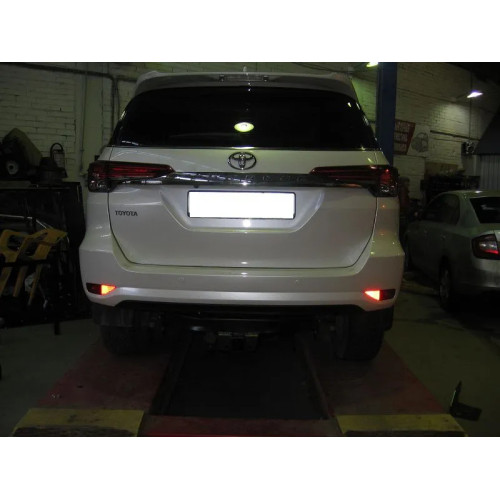 3714.21 SHERIFF Фаркоп на Toyota Fortuner 2 2017- без подрезки бампера. Тип шара: E. Нагрузки: 2800/120 кг, масса фаркопа 28,6 кг (без электрики в комплекте)