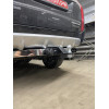 FA 1005-E(N) Бизон Фаркоп с хромированной накладкой на Mitsubishi Pajero Sport II 2008-2016, Mitsubishi Pajero Sport III 2016-2021 без подрезки бампера. Тип шара: E (легкосъемный шар под квадрат). Нагрузки: 3200/120 кг. Не комплектуется электрикой