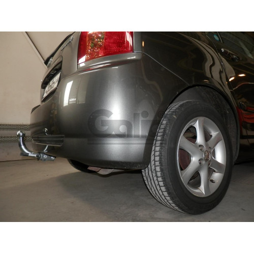 T067C GALIA Полностью оцинкованный фаркоп на Toyota Corolla хетчбек 3/5 дверей 2002-2007. Тип шара: C (горизонтальный съемный). Невидимый вырез бампера. Нагрузки: 1300/75 кг, масса фаркопа 14,87 кг