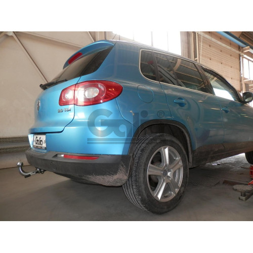 V069V GALIA Полностью оцинкованный фаркоп на Volkswagen Tiguan 2007-2016, Tiguan 2 2016-2024, Tiguan 3 2024-, VW Tayron 2024-, Audi Q3 2011-2019, 2019-2025, 2025-, SEAT Tarraco 2018-2024, 2024-. Подрозетник убирается за бампер. Тип шара: AV (вертикальное 