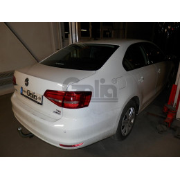 V077C GALIA Полностью оцинкованный фаркоп на Volkswagen Jetta 2010-2019. Подрозетник убирается за бампер. Тип шара: C (горизонтальный съемный). Невидимый выр
