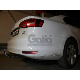 V077C GALIA Полностью оцинкованный фаркоп на Volkswagen Jetta 2010-2019. Подрозетник убирается за бампер. Тип шара: C (горизонтальный съемный). Невидимый выр