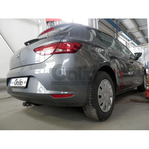 A048C GALIA Полностью оцинкованный фаркоп на Volkswagen Golf VII хетчбек 5 дверей 2013-2017, SEAT Leon хетчбек 5 дверей 2013-2017, Audi A3 хетчбек 3/5 дверей 2012-2020. Подрозетник убирается за бампер. Тип шара: C (горизонтальный съемный). Подрезка бампер