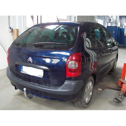 C047C GALIA Полностью оцинкованный фаркоп на Citroen Xsara Picasso 2000-2010. Особенности: с 2006- необходим блок согласования. Тип шара: C (горизонтальный съемный). Установка без снятия и выреза бампера. Нагрузки: 1300/80 кг, масса фаркопа 15,37 кг