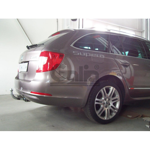 S099A GALIA Полностью оцинкованный фаркоп на Skoda Superb II лифтбек/универсал 2008-2015. Подрозетник убирается за бампер. Тип шара: A. Невидимый вырез бампера. Нагрузки: 2000/80 кг, масса фаркопа 15,32 кг