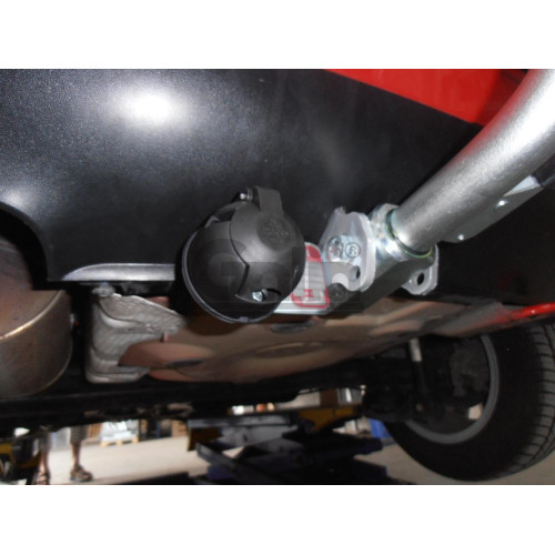 V042A GALIA Полностью оцинкованный фаркоп на Volkswagen Polo IV 2001-2009. Особенности: колесная база 2465 мм. Тип шара: A. Подрезка бампера. Нагрузки: 1200/60 кг, масса фаркопа 13,5 кг