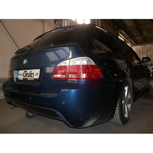 B022A GALIA Полностью оцинкованный фаркоп на BMW 5-Series E60 седан / E61 универсал 2003-2010, в т.ч. подходит с M-пакет. Подрозетник убирается за бампер. Тип шара: A. Невидимый вырез бампера. Нагрузки: 2000/90 кг, масса фаркопа 15,02 кг