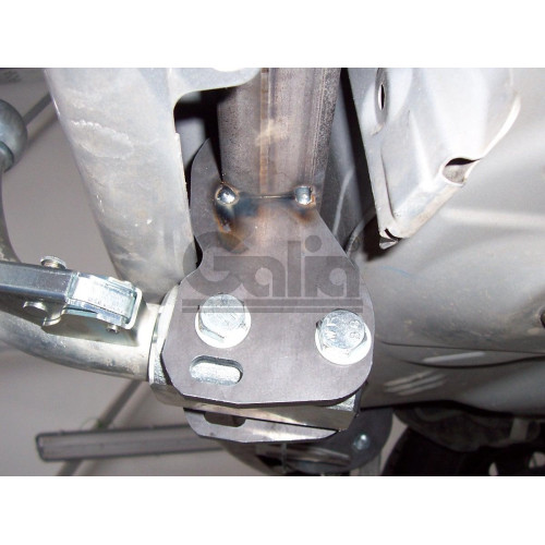 T057A GALIA Полностью оцинкованный фаркоп на Toyota Yaris 2005-2014. Особенности: с 2012 по 2014 необходимо отрегулировать положение глушителя. Тип шара: A. Без выреза бампера. Нагрузки: 1050/50 кг, масса фаркопа 13,25 кг