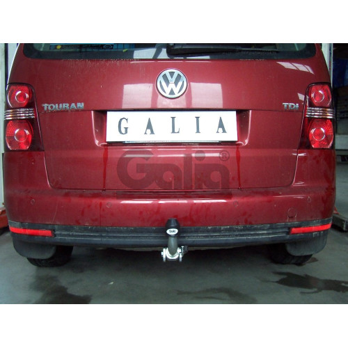 V065A GALIA Полностью оцинкованный фаркоп на Volkswagen Touran 2002-2015. Подрозетник убирается за бампер. Тип шара: A. Подрезка бампера. Нагрузки: 1800/75 кг, масса фаркопа 15,02 кг