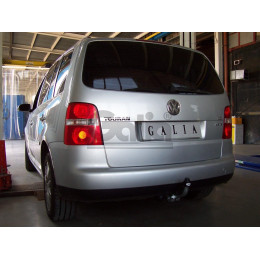V065A GALIA Полностью оцинкованный фаркоп на Volkswagen Touran 2002-2015. Подрозетник убирается за бампер. Тип шара: A. Подрезка бампера. Нагрузки: 1800/75 кг, мас