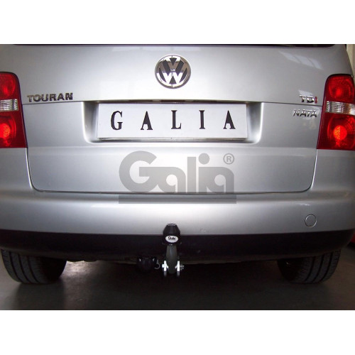 V065A GALIA Полностью оцинкованный фаркоп на Volkswagen Touran 2002-2015. Подрозетник убирается за бампер. Тип шара: A. Подрезка бампера. Нагрузки: 1800/75 кг, масса фаркопа 15,02 кг