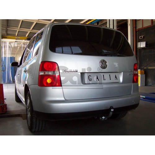 V065C GALIA Полностью оцинкованный фаркоп на Volkswagen Touran 2002-2015. Подрозетник убирается за бампер. Тип шара: C (горизонтальный съемный). Подрезка бампера. Нагрузки: 1800/75 кг, масса фаркопа 16,37 кг
