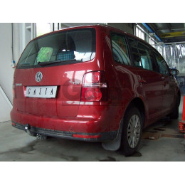 V065C GALIA Полностью оцинкованный фаркоп на Volkswagen Touran 2002-2015. Подрозетник убирается за бампер. Тип шара: C (горизонтальный съемный). Подрезка бамп