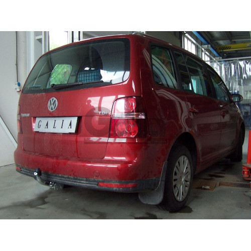 V065C GALIA Полностью оцинкованный фаркоп на Volkswagen Touran 2002-2015. Подрозетник убирается за бампер. Тип шара: C (горизонтальный съемный). Подрезка бампера. Нагрузки: 1800/75 кг, масса фаркопа 16,37 кг