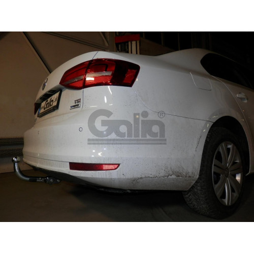 V077A GALIA Полностью оцинкованный фаркоп на Volkswagen Jetta 2010-2019. Подрозетник убирается за бампер. Тип шара: A. Невидимый вырез бампера. Нагрузки: 1800/80 кг, масса фаркопа 15,02 кг