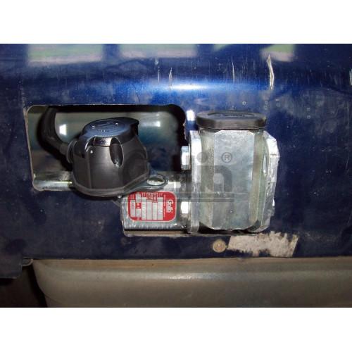 F087C GALIA Полностью оцинкованный фаркоп на FIAT Stilo универсал 2001-2007. Подрозетник убирается за бампер. Тип шара: C (горизонтальный съемный). Невидимый вырез бампера. Нагрузки: 1300/60 кг, масса фаркопа 15,57 кг