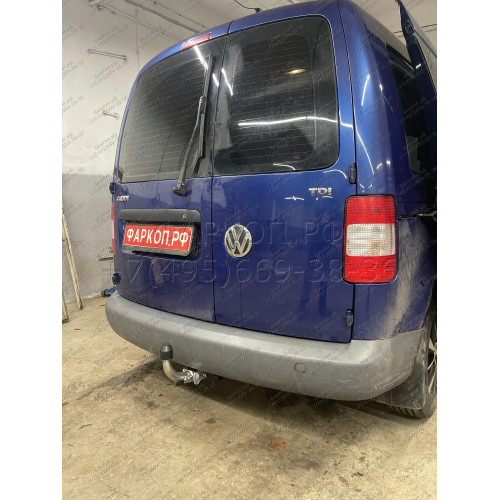 V067C GALIA Полностью оцинкованный фаркоп на Volkswagen Caddy 2004-2020, включая Maxi, включая 4WD. Подрозетник убирается за бампер. Тип шара: C (горизонтальный съемный). Установка без выреза бампера. Нагрузки: 1650/80 кг, масса фаркопа 16,37 кг
