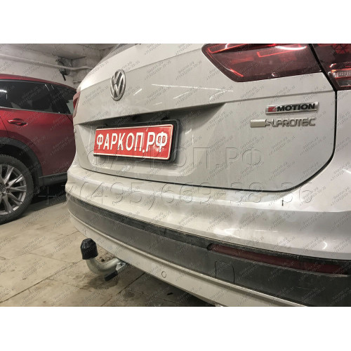 V069C GALIA Полностью оцинкованный фаркоп на Volkswagen Tiguan 2007-2016, Tiguan 2 2016-2024, Audi Q3 2011-2019, 2019-2025, SEAT Tarraco 2018-2024. Тип шара: C (горизонтальный съемный). Невидимый вырез бампера. Нагрузки: 2500/140 кг, масса фаркопа 16,2 кг
