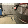 V069C GALIA Полностью оцинкованный фаркоп на Volkswagen Tiguan 2007-2016, Tiguan 2 2016-2024, Audi Q3 2011-2019, 2019-2025, SEAT Tarraco 2018-2024. Тип шара: C (горизонтальный съемный). Невидимый вырез бампера. Нагрузки: 2500/140 кг, масса фаркопа 16,2 кг