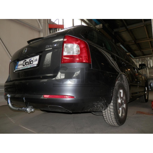 S086V GALIA Полностью оцинкованный фаркоп на Skoda Octavia II седан/универсал 2005-2013, Skoda Octavia Scout 2008-2013, в т.ч. 4WD. Подрозетник убирается за бампер. Тип шара: AV (вертикальное быстросъемное крепление шара на ключе). Подрезка бампера. Нагру