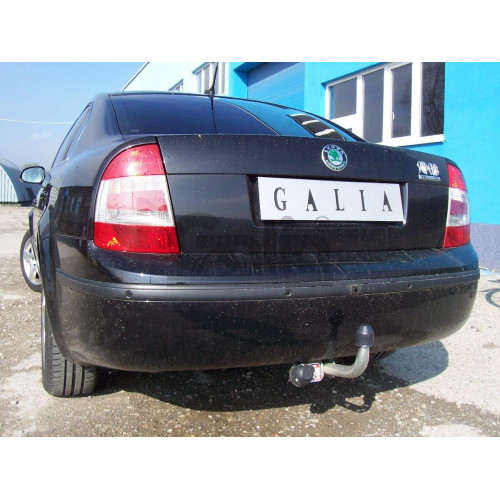 S088A GALIA Полностью оцинкованный фаркоп на Skoda Superb I 2002-2008, Volkswagen Passat B5 седан/универсал 1996-2005. Выхлопная труба с левой стороны. Подрозетник убирается за бампер. Тип шара: A. Невидимый вырез бампера. Нагрузки: 2100/85 кг, масса фарк