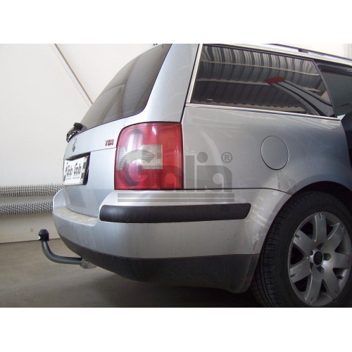 S088A GALIA Полностью оцинкованный фаркоп на Skoda Superb I 2002-2008, Volkswagen Passat B5 седан/универсал 1996-2005. Выхлопная труба с левой стороны. Подрозетник убирается за бампер. Тип шара: A. Невидимый вырез бампера. Нагрузки: 2100/85 кг, масса фарк