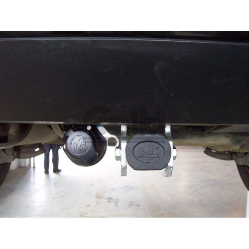 S088A GALIA Полностью оцинкованный фаркоп на Skoda Superb I 2002-2008, Volkswagen Passat B5 седан/универсал 1996-2005. Выхлопная труба с левой стороны. Подрозетник убирается за бампер. Тип шара: A. Невидимый вырез бампера. Нагрузки: 2100/85 кг, масса фарк