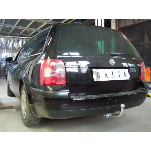 S088A GALIA Полностью оцинкованный фаркоп на Skoda Superb I 2002-2008, Volkswagen Passat B5 седан/универсал 1996-2005. Выхлопная труба с левой стороны. Подрозетник убирается за бампер. Тип шара: A. Невидимый вырез бампера. Нагрузки: 2100/85 кг, масса фарк