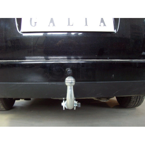 S088A GALIA Полностью оцинкованный фаркоп на Skoda Superb I 2002-2008, Volkswagen Passat B5 седан/универсал 1996-2005. Выхлопная труба с левой стороны. Подрозетник убирается за бампер. Тип шара: A. Невидимый вырез бампера. Нагрузки: 2100/85 кг, масса фарк