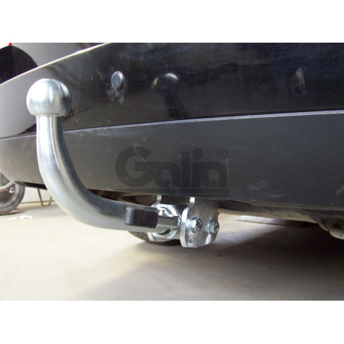 S088A GALIA Полностью оцинкованный фаркоп на Skoda Superb I 2002-2008, Volkswagen Passat B5 седан/универсал 1996-2005. Выхлопная труба с левой стороны. Подрозетник убирается за бампер. Тип шара: A. Невидимый вырез бампера. Нагрузки: 2100/85 кг, масса фарк